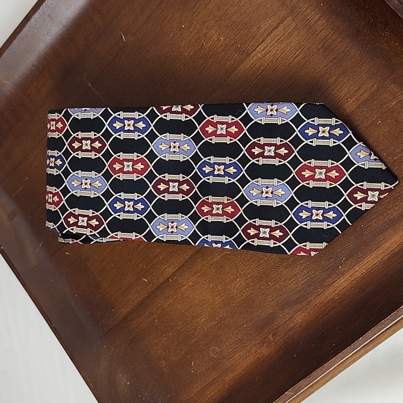 Vintage Bill Blass 100% Silk Necktie Featuring Red & Blue Interlocking Shapes - Picture 2 of 5